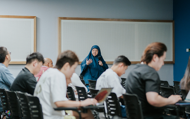 Taylor's business school lecturer in the class