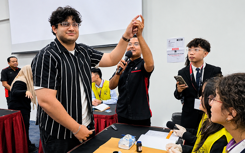 Student showing the electoral process