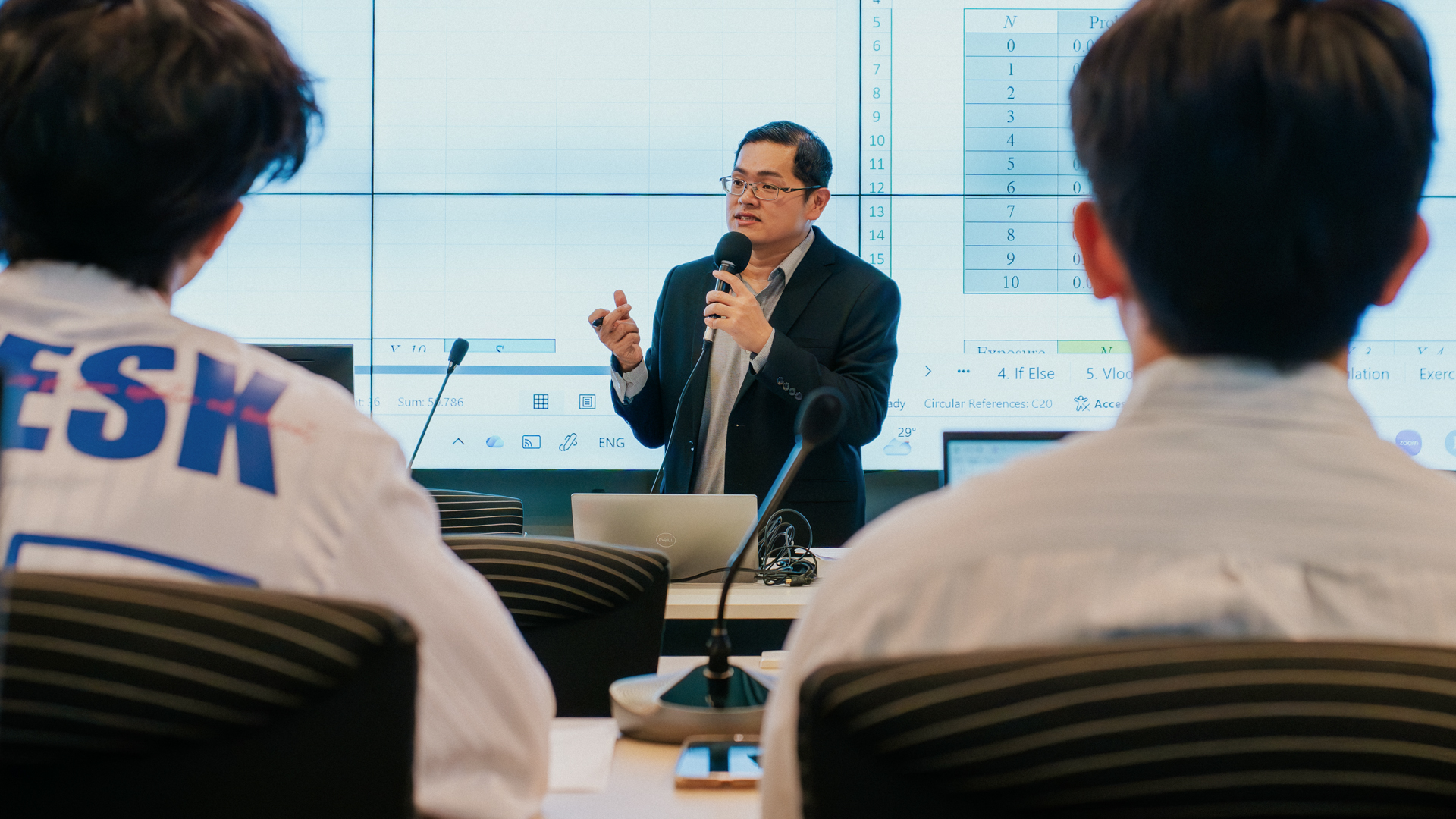 Taylor’s business lecturer delivering a class on data analysis