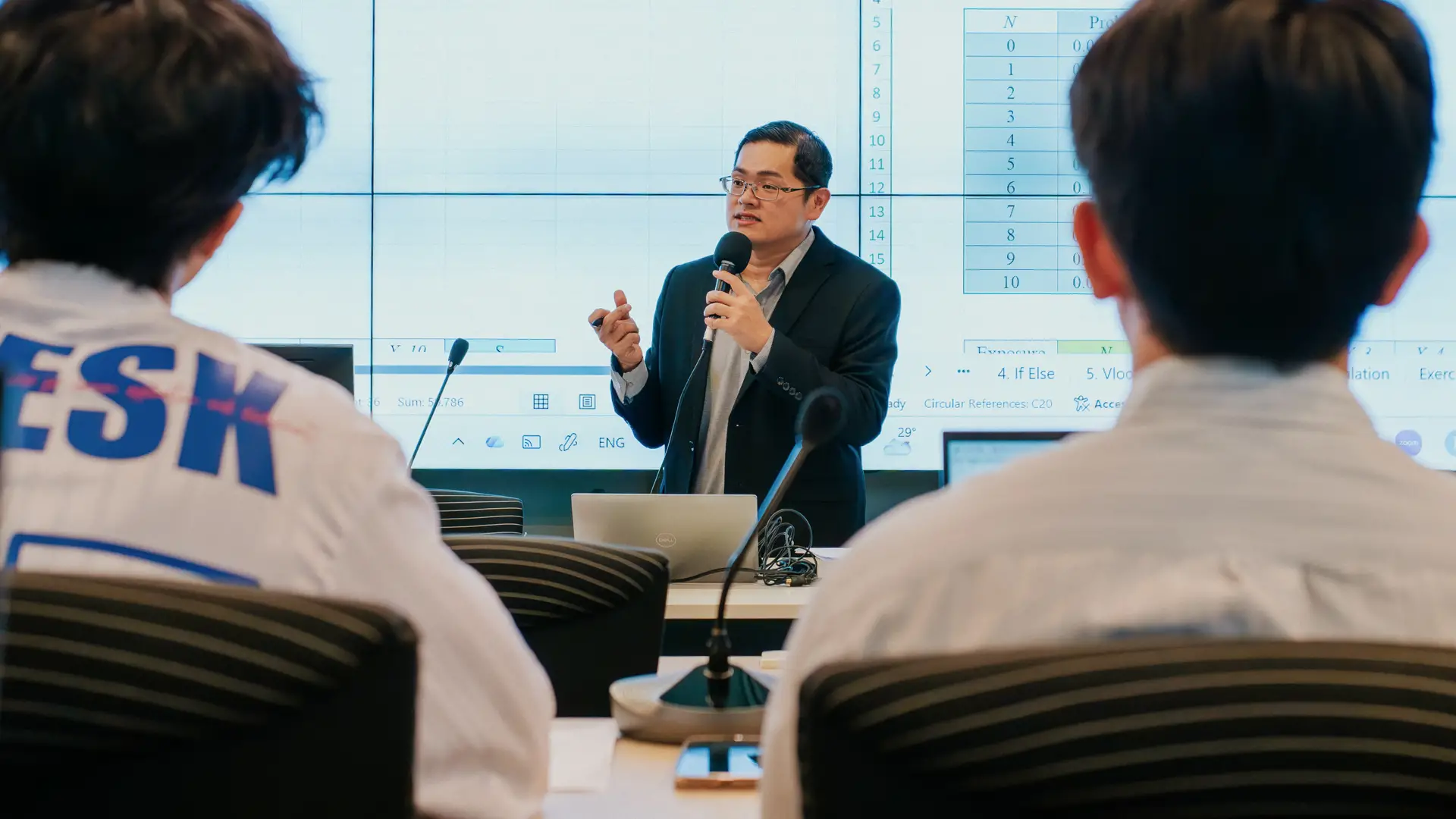 Taylor’s business lecturer delivering a class on data analysis