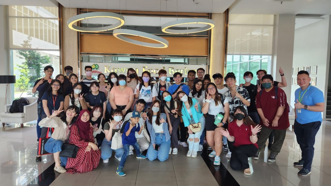 Group photos of Taylor's Business School Student in Kawan factory