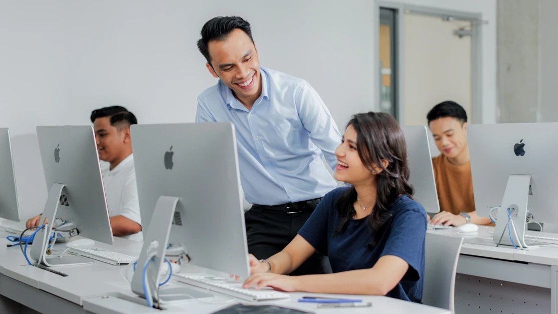 Taylor's computing lecturer guiding student on project
