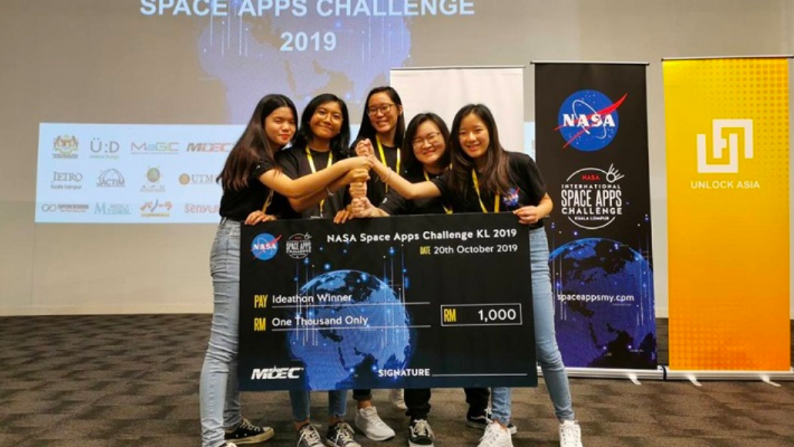 Group of Taylor's School of Computer Science students receiving awards 