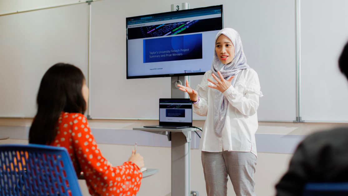 Lecturer presenting the important steps to the student on the start-up process