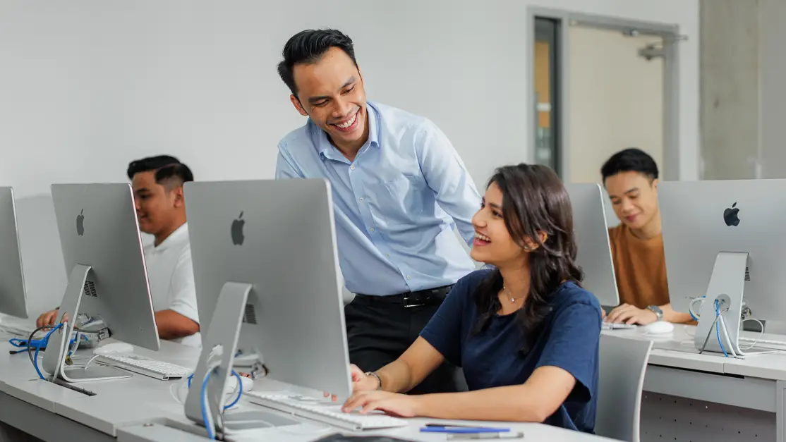 Taylor's computing lecturer guiding student on project