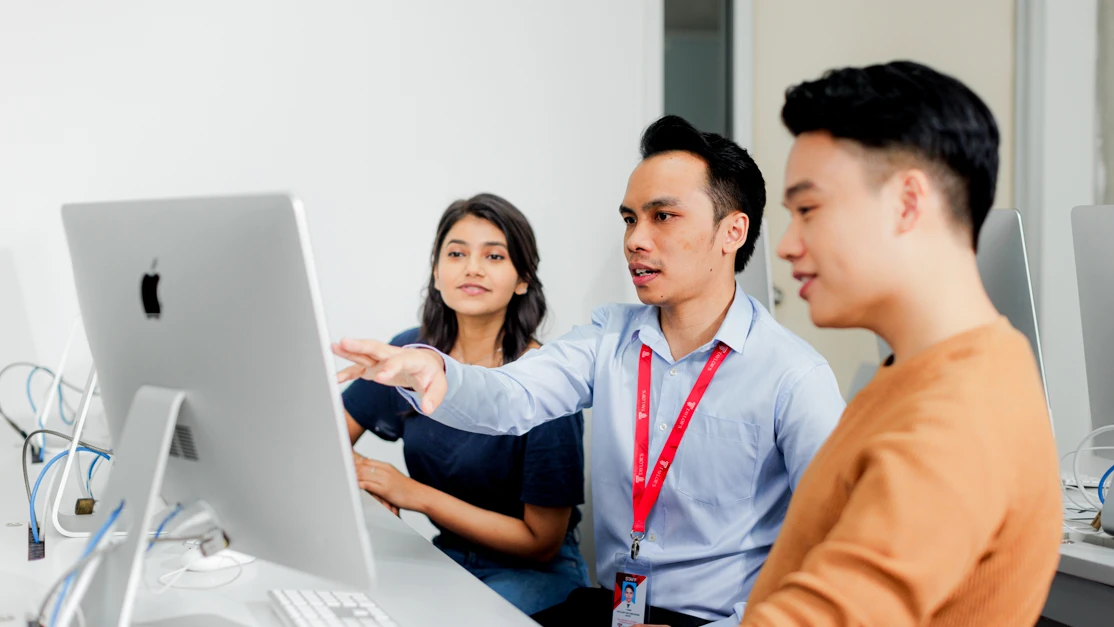 Taylor's education lecturer guiding student on the project