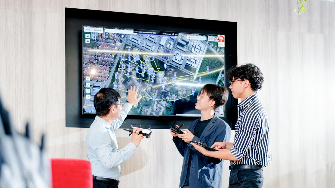 Taylor's engineering lecturer demonstrating the path of the drone on the screen