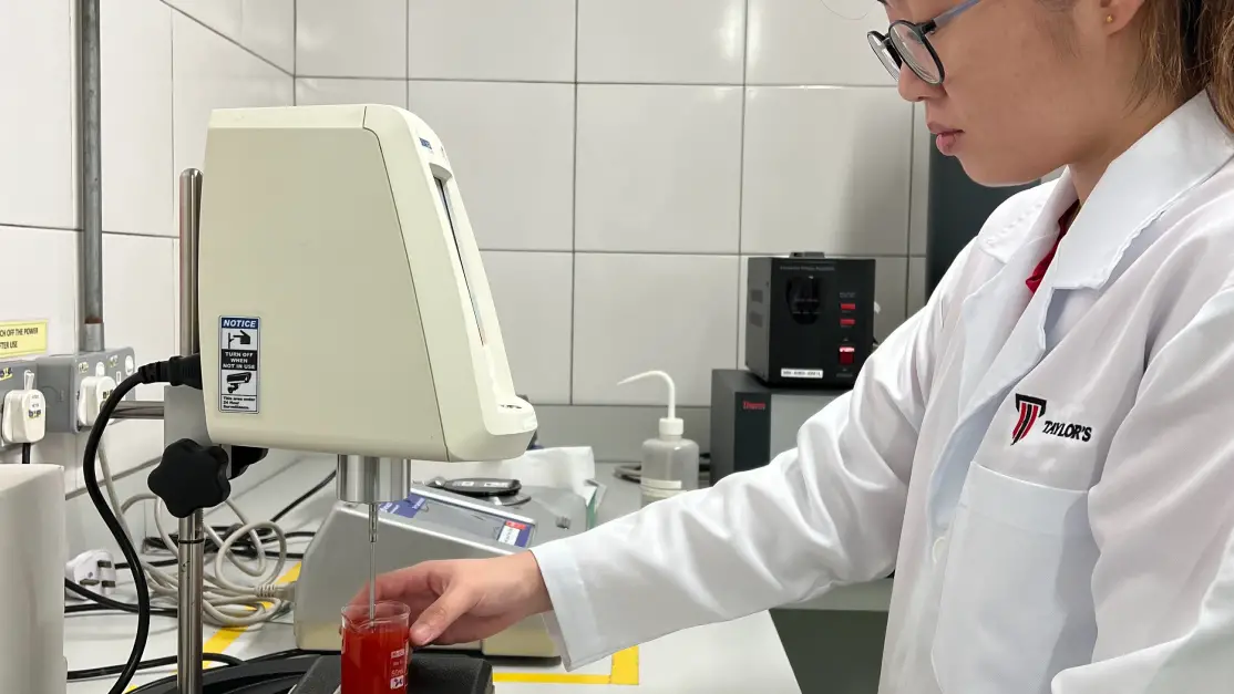 Taylor's culinary student working in the laboratory