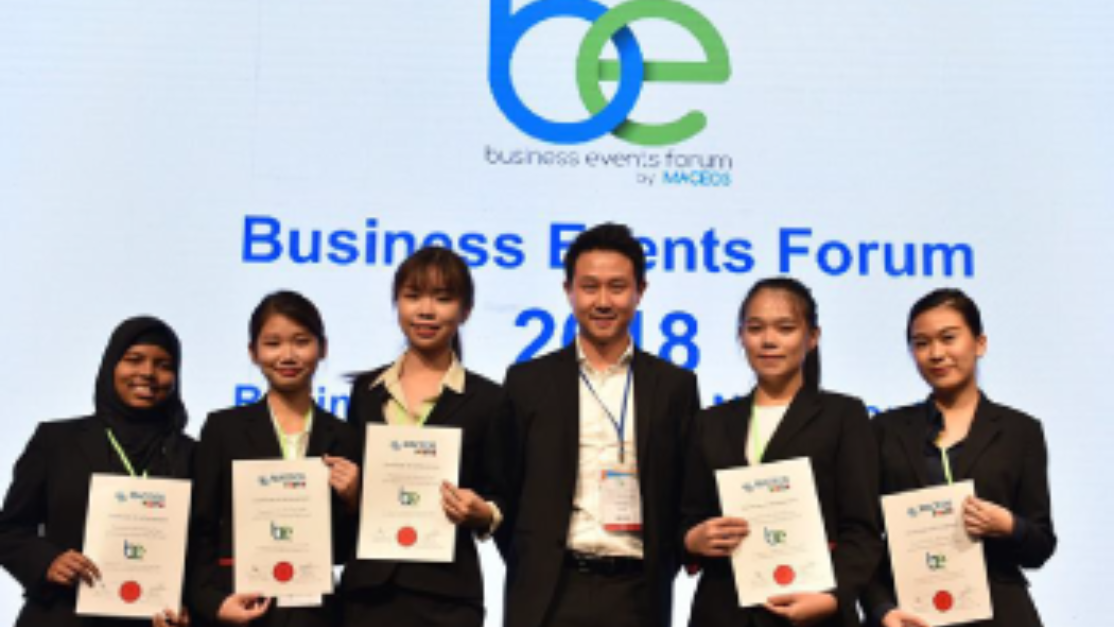 picture of the business event forum participants