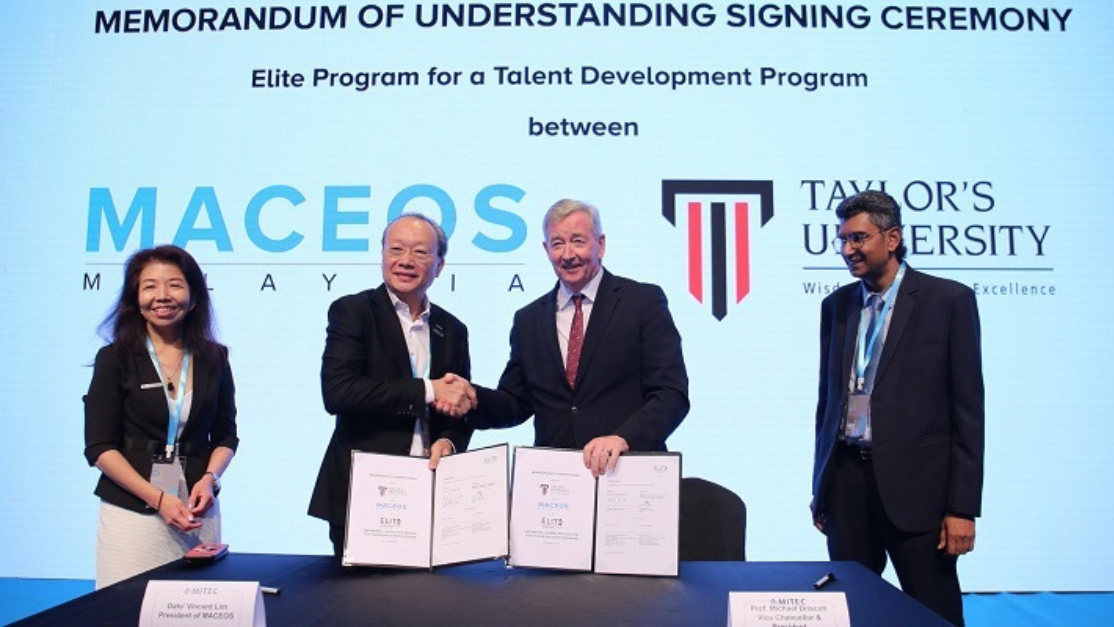 Professors and professionals signing the memorandum of understanding