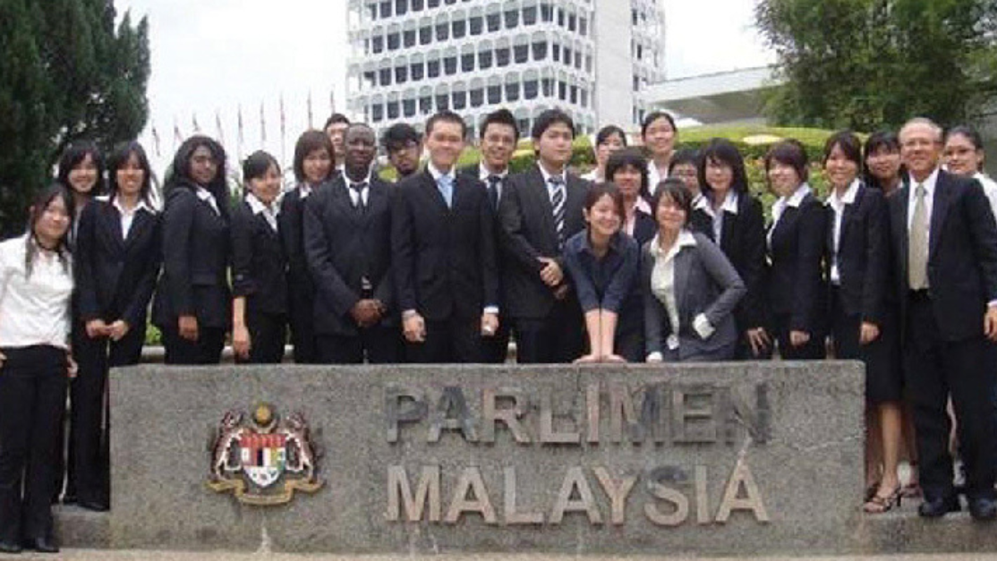 students having a field trip to the national parliament