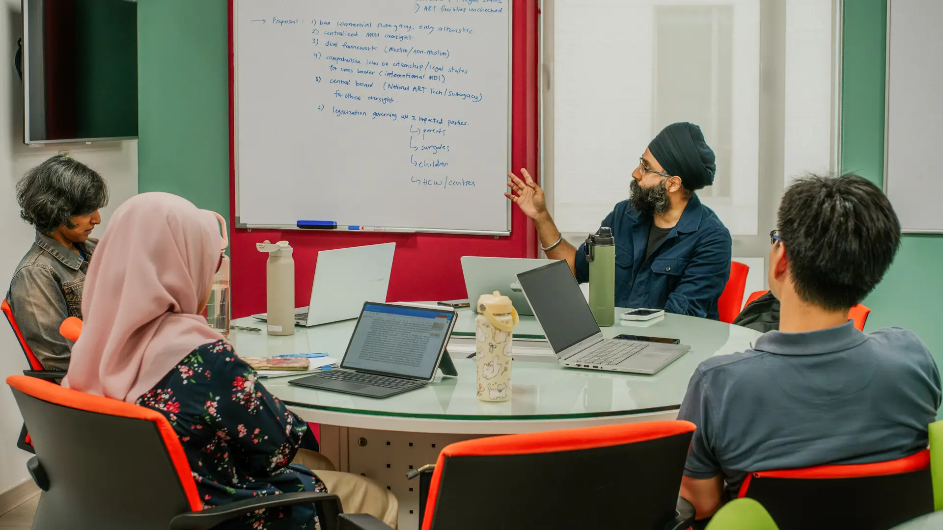 Taylor’s lecturer conducting an interactive classroom discussion with students