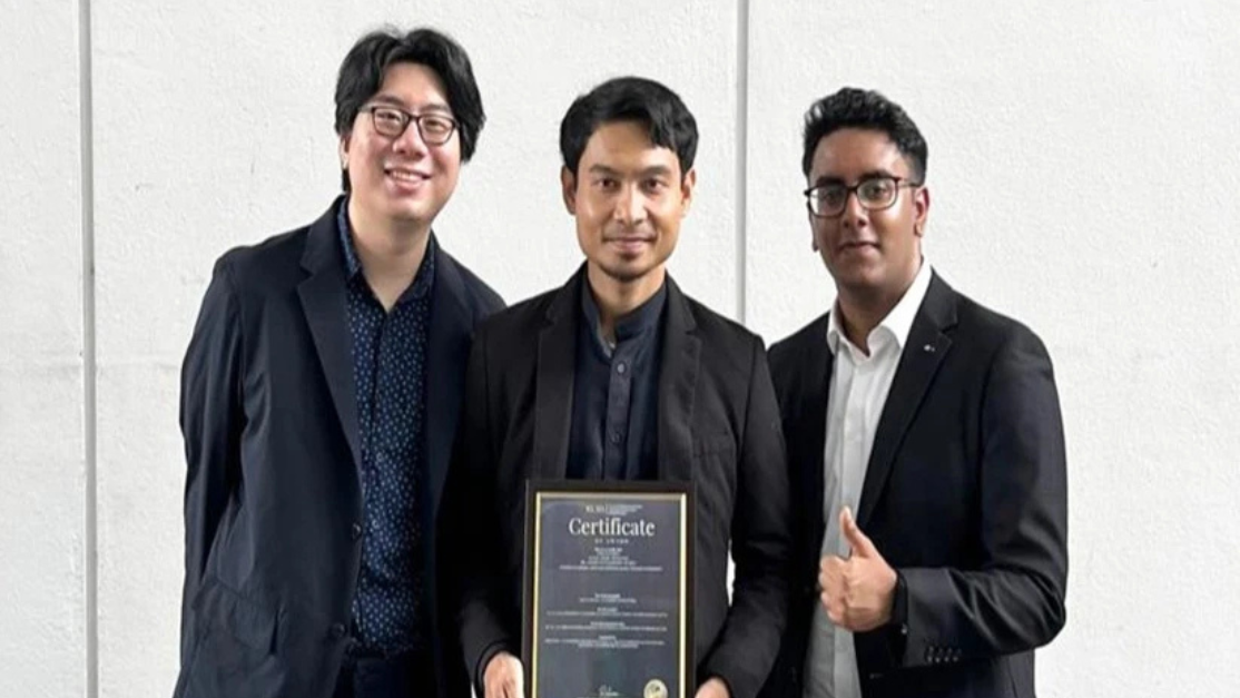3 taylors masters student receiving an award