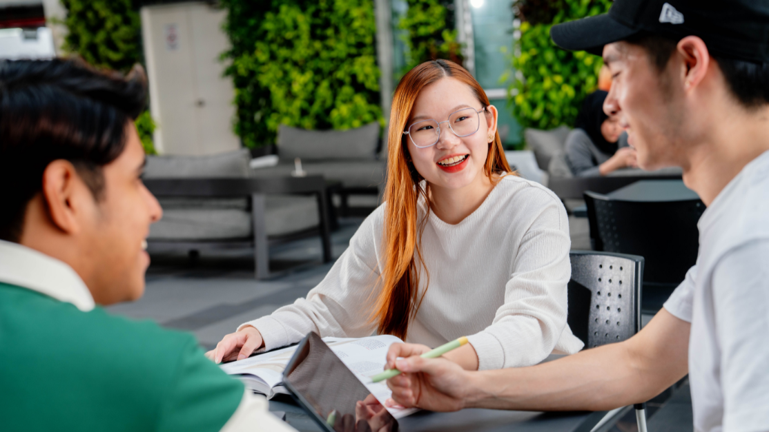 Lecturer and two students discussing about business major project in BizPod disucssion room