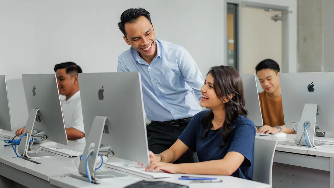 Taylor's communication lecturer guiding student on project
