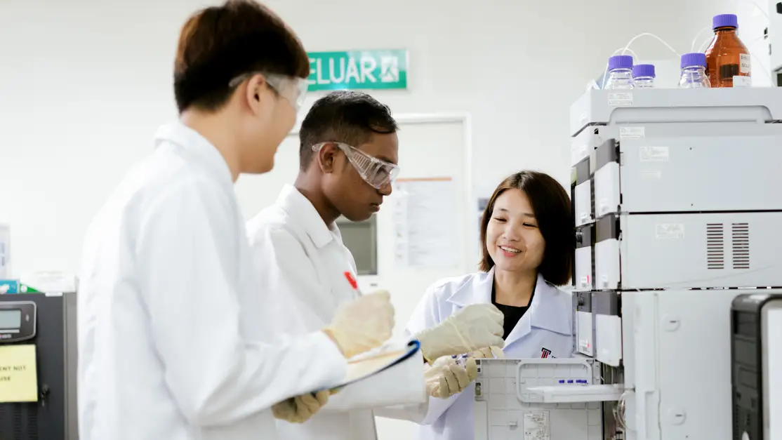 Taylor's student carry out experiment in the lab