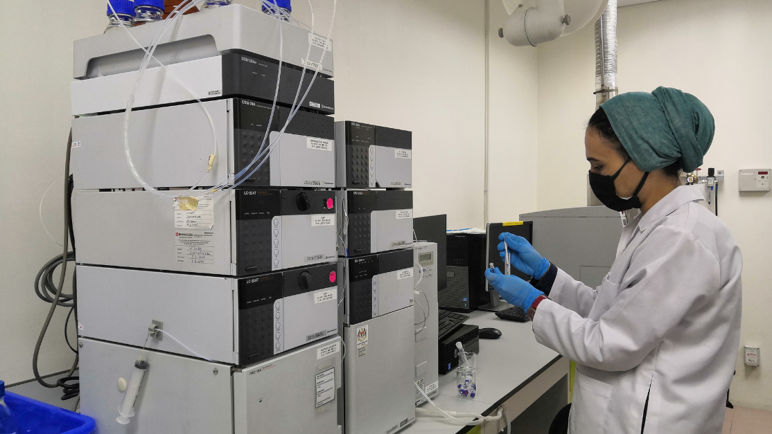 Taylor's Pharmacy Student performing High Performance Liquid Chromatography (HPLC)