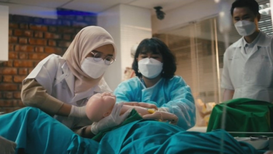students working on a mock patient